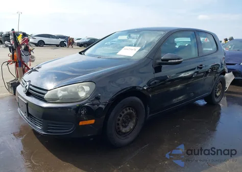 2010 Volkswagen Golf 2-Door z USA, uszkodzony, nr VIN WVWBA7AJ0AW415873